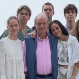 El rey emérito, Juan Carlos I, posa en Abu Dabi junto a sus hijas y algunos nietos.- Europa Press