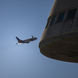 Vista de un avión en el aeropuerto de Barcelona, a 4 de noviembre de 2022.