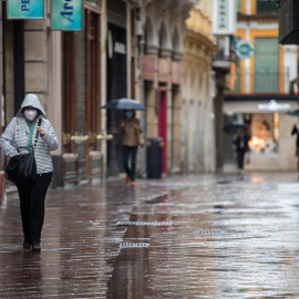 Transeúntes por la calle Sagasta durante una jornada de lluvia. En Sevilla (Andalucía, España), a 22 de octubre de 2020.