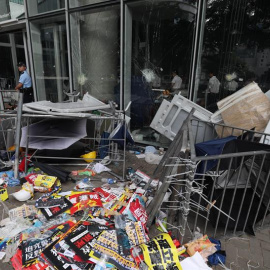 Funcionarios limpian los alrededores del Consejo Legislativo este martes después de que manifestantes irrumpieran el día anterior en el edificio, en Hong Kong. EFE