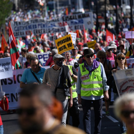 Miles de personas se manifiestan con pancartas, algunas que rezan 'Pensión Justa Ya', durante la marcha por la defensa de las pensiones públicas y la mejora de los salarios, a 15 de octubre de 2022, en Madrid, (España)