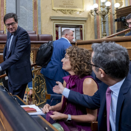 El ministro de Transformación Digital, Óscar López, saluda a Félix Bolaños y María Jesús Montero en el Congreso.