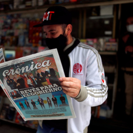 Un hombre lee un periodico con la información de los resultados de las elecciones primarias en Argentina, en el centro de Buenos Aires. REUTERS/Agustin Marcarian