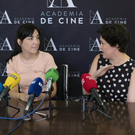 La directora de la película 'Cinco Lobitos', Alauda Ruiz de Azúa, y la productora, en el anuncio de las películas españolas preseleccionadas a los Oscar, en la Academia de Cine, a 25 de agosto de 2022, en Madrid