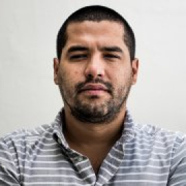 Óscar Martínez, periodista salvadoreño: "Todos nos detestan, hemos denunciado la corrupción de todos los signos políticos"