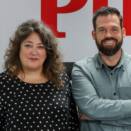 La directora de 'Público', Virginia P. Alonso, y el director adjunto, Nacho Calle.