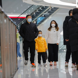 01/12/2022 Personas con mascarilla en China centro comercial