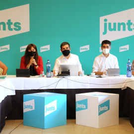 Imatge d'una executiva de JxCat, amb Jordi Sànchez i Jordi Puigneró al centre, al costat de Laura Borràs.