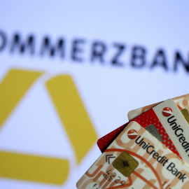 Tarjetas de crédito del italiano Unicredit junto al logo del alemán Commerzbank. REUTERS/Dado Ruvic/Illustration