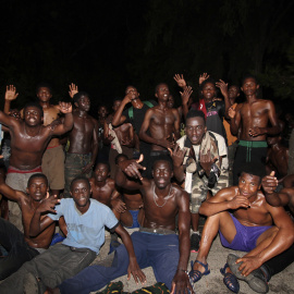 Los inmigrantes subsaharianos que lograron cruzar el paso fronterizo del Tarajal, en la ciudad autónoma de Ceuta, el pasado lunes. EFE/Reduan