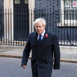 El primer ministro británico, Boris Johnson, sale de Downing Street para asistir al Servicio Nacional de Recuerdo, el Domingo del Recuerdo, en el Cenotafio en Westminster, Londres.