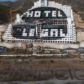 Activistas de Greenpeace frente a las obras del hotel de El Algarrobico en Almería. Imagen de Archivo.