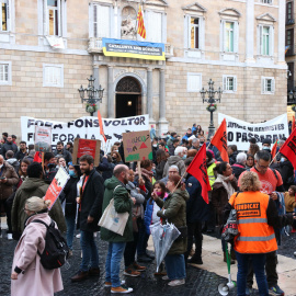 La manifestació del Sindicat de Llogateres a la plaça Sant Jaume de Barcelona en defensa de la regulació dels lloguers.