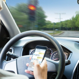 Usar el teléfono móvil al volante supondrá a partir de ahora la pérdida de seis puntos del carné de conducir.