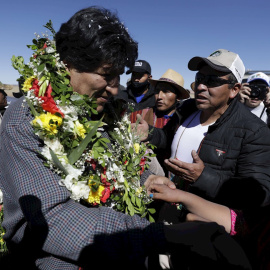 El expresidente de Bolivia Evo Morales saluda a sus seguidores en la localidad de Rio Mulato este martes durante el recorrido de su caravana hacia Oruro (Bolivia).