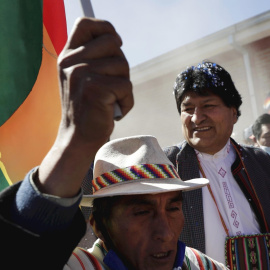 El expresidente de Bolivia Evo Morales saluda a sus seguidores en la localidad de Rio Mulato durante el recorrido de su caravana hacia Oruro (Bolivia).