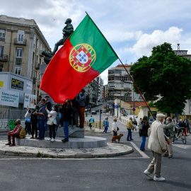 Un hombre pasea con una bandera de Portugal en una protesta. Archivo