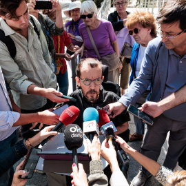 Pablo Echenique atiende a los medios de comunicación a su llegada a los juzgados de Plaza de Castilla, a 17 de septiembre de 2024, en Madrid.