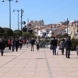 Persones passejant pel passeig marítim de Cambrils en el primer cap de setmana sense confinament comarcal. Imatge del 20 de març del 2021.