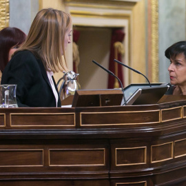 Lola Galovart, dirigiéndose a la presidenta del Congreso, Ana Pastor, antes de defender la Proposición de Ley para el cambio registral del nombre y sexo de las personas, en el pleno del  28 de noviembre de 2017.