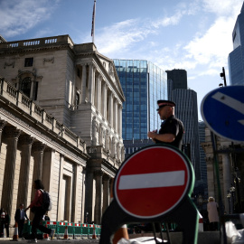 Vista de la sede del Banco de Inglaterra, en la City londinense. REUTERS/Henry Nicholls