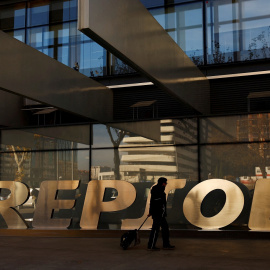 El logo de Repsol en la entrada de su sede corporativa en Madrid,. REUTERS/Susana Vera