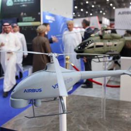 Maquetas de drones y helicópteros militares de Airbus en la feria World Defense Show, en Riad, la capital de Arabia Saudí. REUTERS/Ahmed Yosri