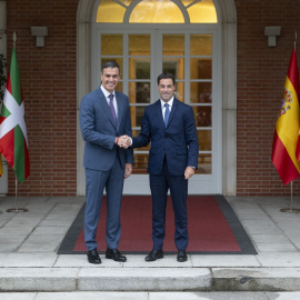 El presidente del Gobierno, Pedro Sánchez, junto al lendakari Imanol Pradales, este viernes en Moncloa.