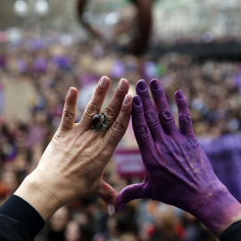 Una mujer con el gesto del feminismo este viernes en Bilbao durante la manifestación que ha recorrido las calles de la capital vizcaína convocada por sindicatos y organizaciones feministas con motivo del Día Internacional de la Mujer. EFE/Luis Tejido.