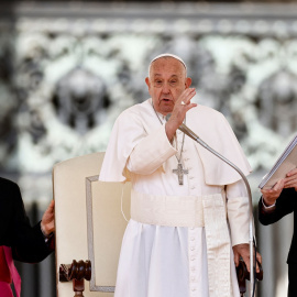 El Papa Francisco da su bendición a los asistentes a la audiencia general de los miércoles en el Vaticano, en la Plaza de San Pedro. REUTERS/Yara Nardi