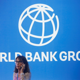 Una mujer junto al logo del Banco Mundial, durantre la asamblea anual del organismo multilateral y del FMI en Bali (Indonesia). REUTERS/Johannes P. Christo