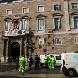 El Palau de la Generalitat, ple de pintades de vermell en una protesta del sector de la restauració.