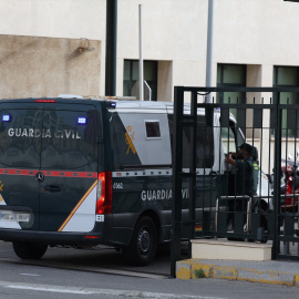 Un furgón de la guardia civil llega a la comandancia de Cádiz, este jueves.