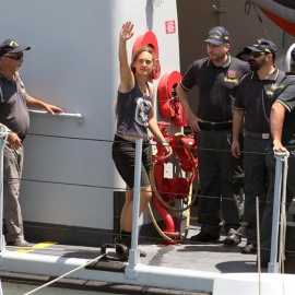 Carola Rackete (c), capitana del buque de rescate Sea Watch 3, saluda a su llegada a Porto Empedocle (Italia) este lunes.EFE