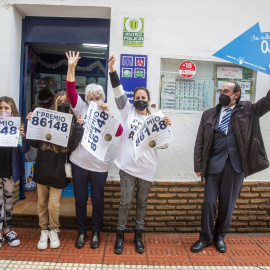 Empleados de la administración número de 2 de Ayamonte, (Huelva) celebran los primeros premios vendidos en la edición de la Lotería de Navidad de 2021.