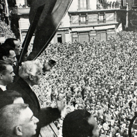 Francesc Macià proclamant la República catalana a la plaça Sant Jaume de Barcelona.