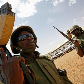 Soldados de la Misión de la Unión Africana en Sudán (AMIS) montan guardia durante la visita Rodolphe Adada, representante de la ONU y la Unión Africana en Darfur. AFP