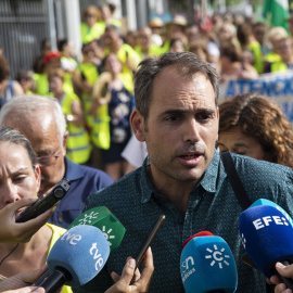 El coordinador general de IU Andalucía, Toni Valero, atiende a los medios de comunicación. Archivo.