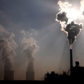 Imagen de archivo del humo saliendo por la chimenea de una planta de carbón.