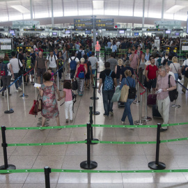 Vista de los accesos al control de seguridad del Aeropuerto de Barcelona-El Prat en la tercera jornada de paros de los trabajadores de Eulen. EFE/Quique García