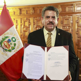 Manuel Merino, hasta ahora presidente del Congreso de Perú, asume la presidencia del país en sustitución de Vizcarra.