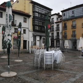 Mesas y sillas apiladas en León este viernes. - J. Casares (EFE)