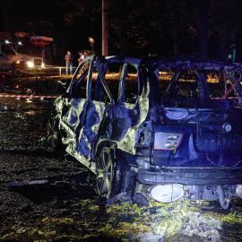 Un coche incendiado en el lugar de un bombardeo en Járkov (Ucrania), a última hora del 20 de septiembre de 2024, en medio de la invasión rusa en curso.