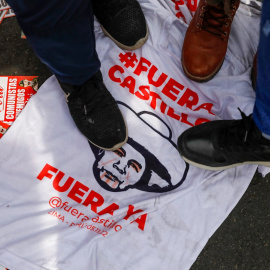 Varias personas pisotean una camieseta que lleva estmpado la frase "Fuera Castillo", en una protesta tras la destitución del presidente peruano Pedro Castillo por el Congreso del país, en Lima. REUTERS/Alessandro Cinque