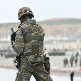 Un militar del ejército español vigila durante las devoluciones en caliente que están efectuando a los migrantes que han entrado en Ceuta procedente de Marruecos, a 18 de mayo de 2021, en Ceuta, (España).