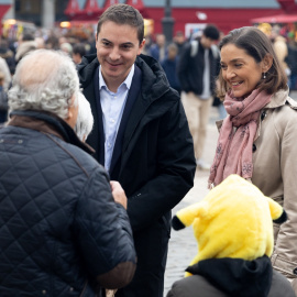 La candidata a la alcaldía de Madrid, Reyes Maroto, y el secretario general del PSOE de Madrid, Juan Lobato, charlan con los ciudadanos, en la Plaza Mayor, a 7 de diciembre de 2022, en Madrid (España)