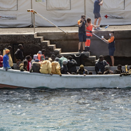 14/09/2024 Los equipos de emergencias ayudan a desembarcar a varios migrantes en el puerto de La Restinga (El Hierro). Foto de archivo.