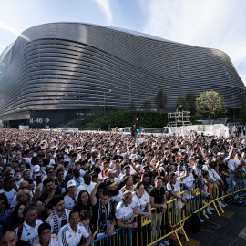 14/09/2024 Cientos de personas esperan la llegada de los jugadores en el Santiago Bernabéu. Foto de archivo.