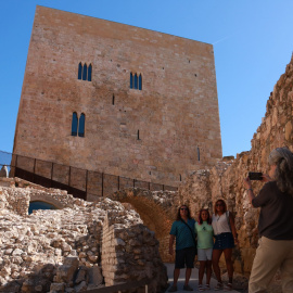 Una família es fotografia davant la torre del Pretori de Tarragona.