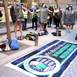 Un grupo de sanitarios participa en la concentración para expresar el rechazo a la política destructiva que se está ejerciendo sobre la Sanidad Pública madrileña y el traslado de profesionales el hospital de emergencias Isabel Zendal.